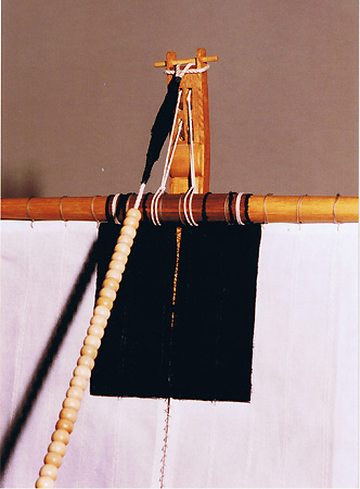 帆柱の先の蝉 帆に黒く染められた模様は「千両箱」の意味を持つ